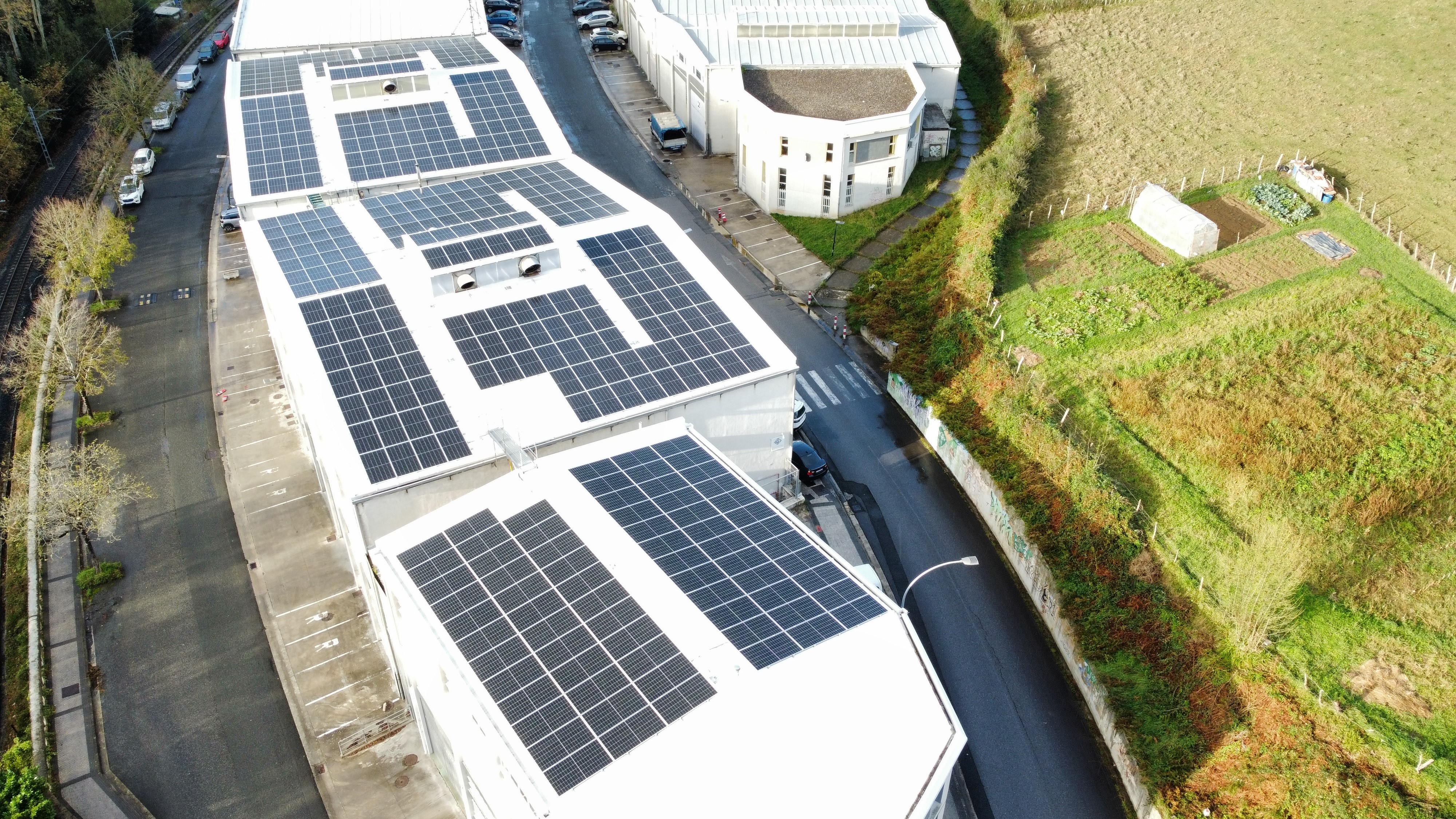 Gurelan installiert Sonnenkollektoren und die Rettungsleine